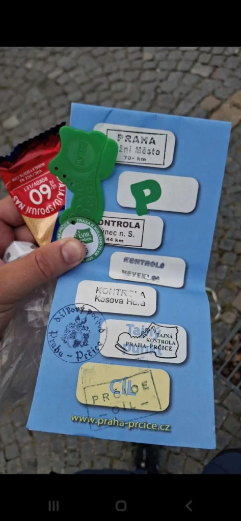 Mapa s razítky z pochodu praha prčice