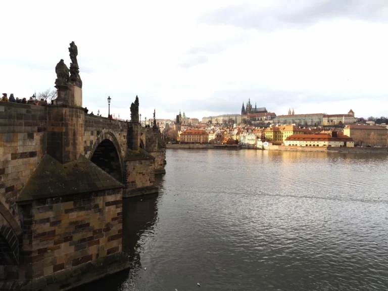 Přečtete si více ze článku Procházka historickou Prahou? Jasně. Ale zkuste přežít Karlův most bez loktů